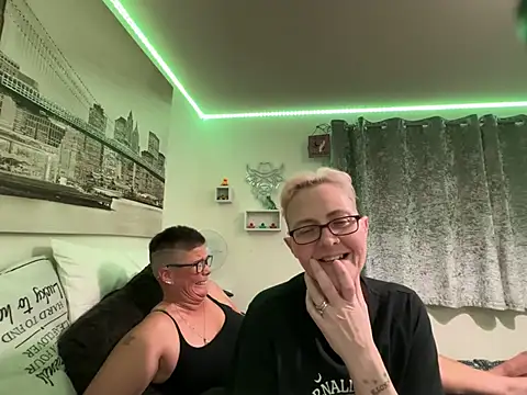 Curvy-Jinx Live XXX-Chat