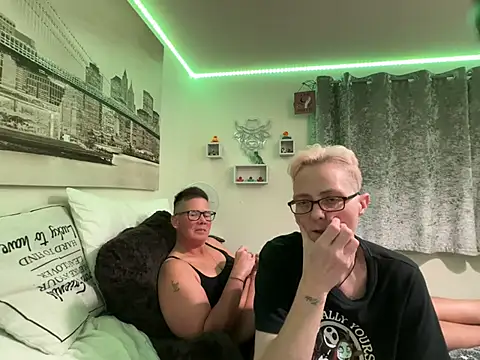 Curvy-Jinx's Live XXX Chat