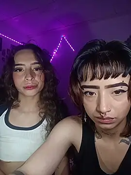AlexxaAndRileyy Adlı Modelin Canlı XXX Sohbeti