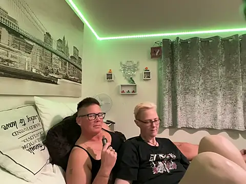 Curvy-Jinx Live XXX Chat