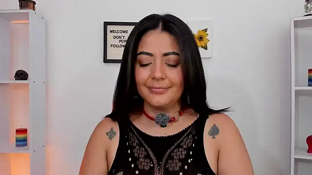 LauraToro_'s Live XXX Chat