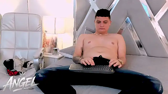 Chat +18 de AngelBlue__ ao vivo