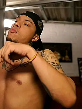 Chat +18 de AlphaMasterXxx ao vivo