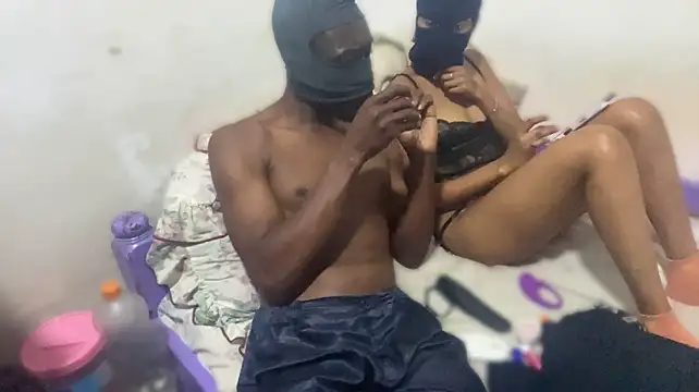 De_maskedcouple's Live XXX Chat