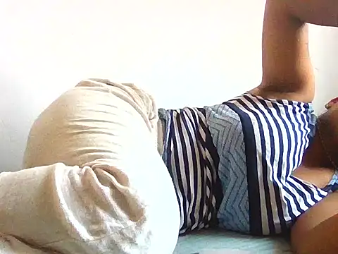 RUKMINI_60 Adlı Modelin Canlı XXX Sohbeti