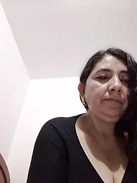 צ'אט XXX בשידור חי של cachonda69-