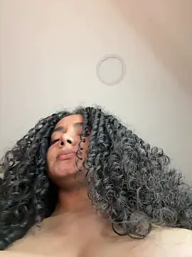 Curlyierr élő XXX-chatje