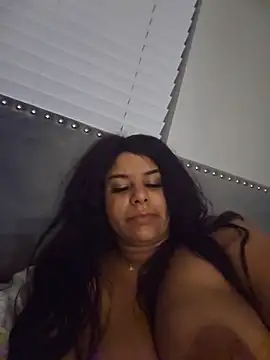 Naughtymodesty24 élő XXX-chatje
