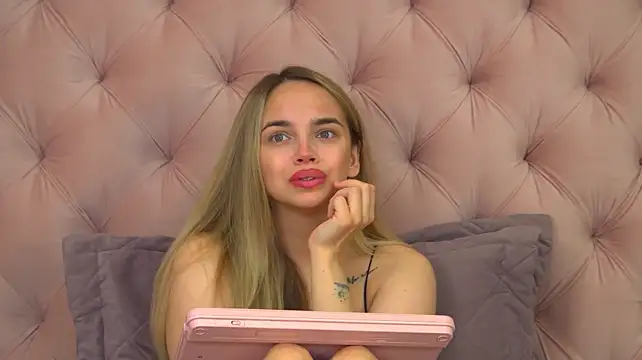 AnitaVenture Adlı Modelin Canlı XXX Sohbeti