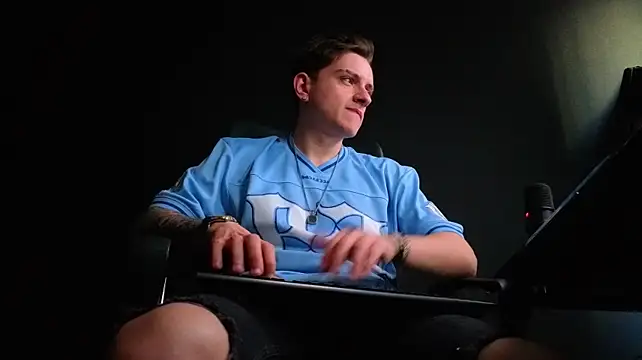 Chat +18 de FelixStarkk ao vivo