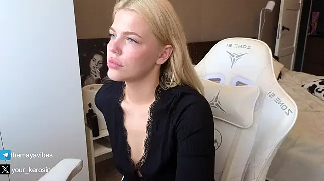 XXX chat uživo modela Maya_NextDoor