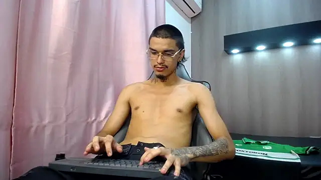 แชท XXX สดของ Tayson_Hot