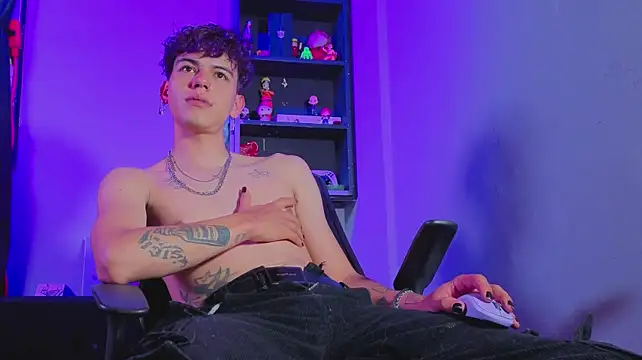 MikeyKuro XXX чат на живо