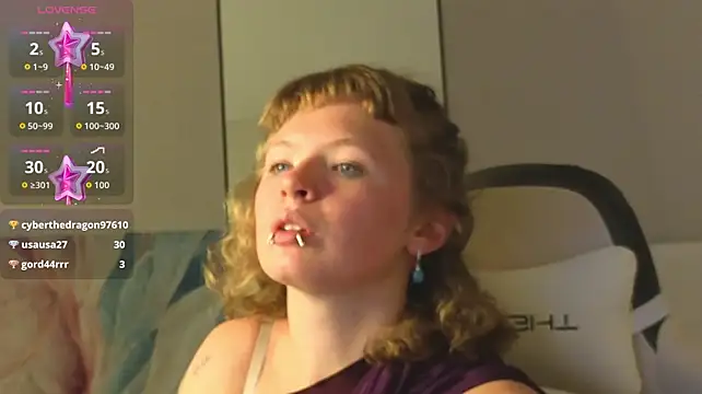 Chat +18 de VioletDesiree ao vivo