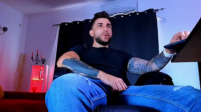 Czat XXX na żywo – MightyAaron66