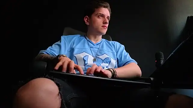 Chat +18 de FelixStarkk ao vivo