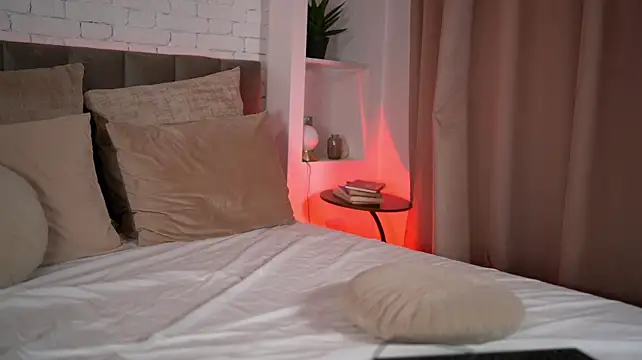 JulieVale Chat XXX live