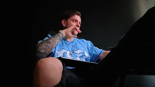 צ'אט XXX בשידור חי של FelixStarkk