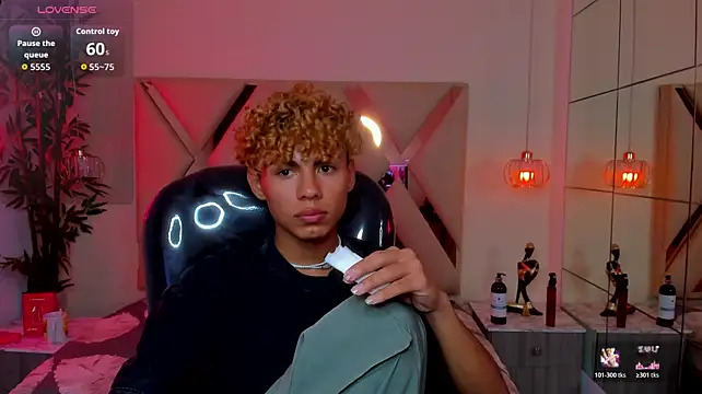 Anyelo_Twink Adlı Modelin Canlı XXX Sohbeti