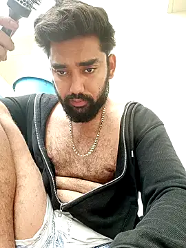 Pokazy przed kamerką – dhruvplayboy