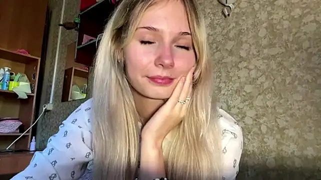 LynnMontiel élő XXX-chatje