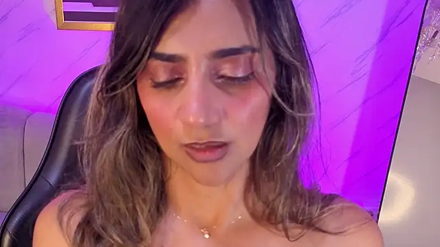 agatha_brooks_t Adlı Modelin Canlı XXX Sohbeti