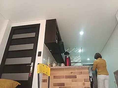 MiaIsabela_ Adlı Modelin Canlı XXX Sohbeti