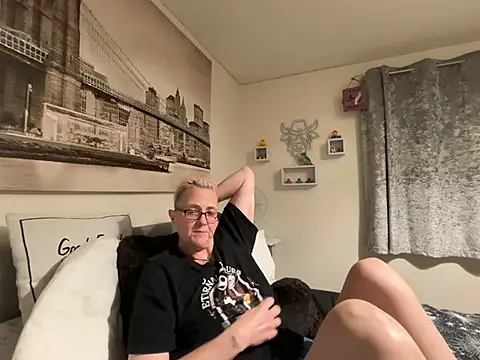 Chat XXX en directo de Curvy-Jinx