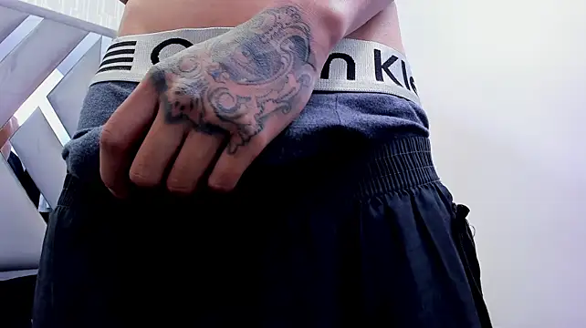 XXX chat uživo modela MikeHunteer