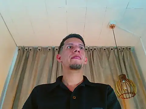 Sebastian_Smith__ Adlı Modelin Canlı XXX Sohbeti