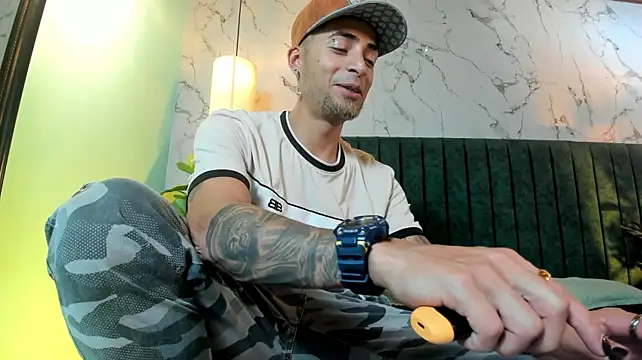 צ'אט XXX בשידור חי של DrakeNeumann