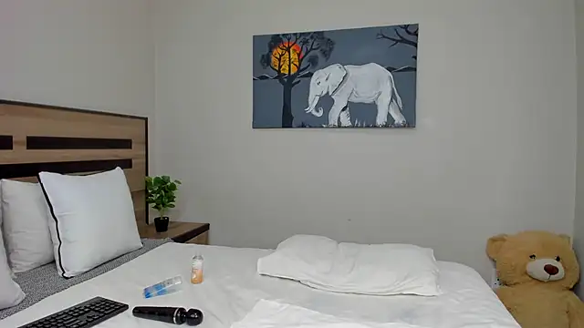 Renee-18 Adlı Modelin Canlı XXX Sohbeti