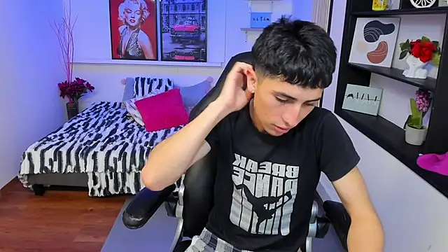 Benji23_ Live XXX-Chat