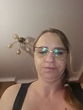 XXX chat uživo modela BLONDKICIA1
