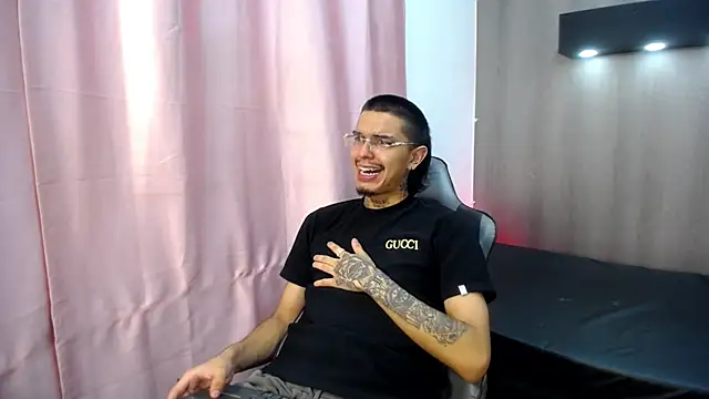 צ'אט XXX בשידור חי של Tayson_Hot