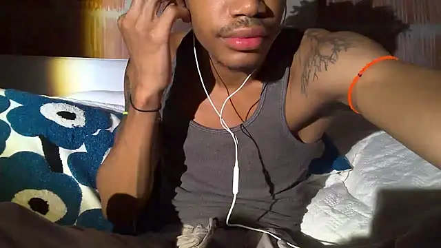 BlackBullTitus Show in webcam