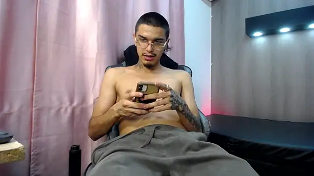 Chatroom XXX en direct de Tayson_Hot