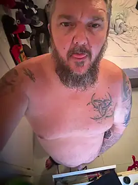 دردشة TatooedBear الجنسية المباشرة