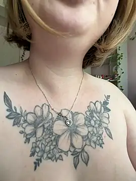 EmmySuiyugh Chat XXX in diretta