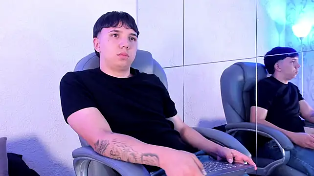 Онлайн чат XXX Andy_moretti