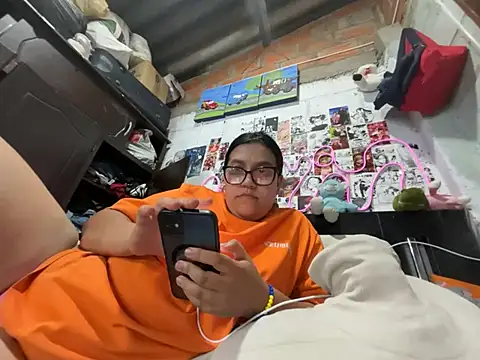 violeta_818 élő XXX-chatje