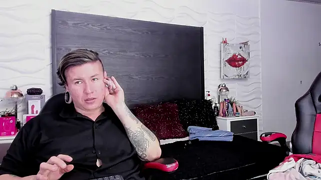 XXX chat uživo modela inkedsinners_