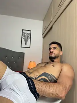 Chat +18 de Maximiliano_ford ao vivo
