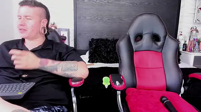 Chatroom XXX en direct de inkedsinners_