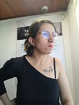 Chatroom XXX en direct de Valentina--1