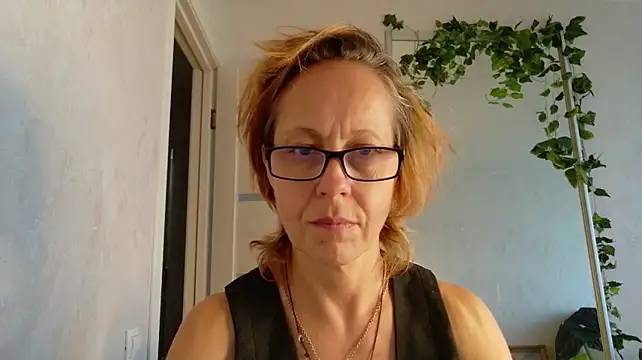 LioraWeiss' Live XXX Chat