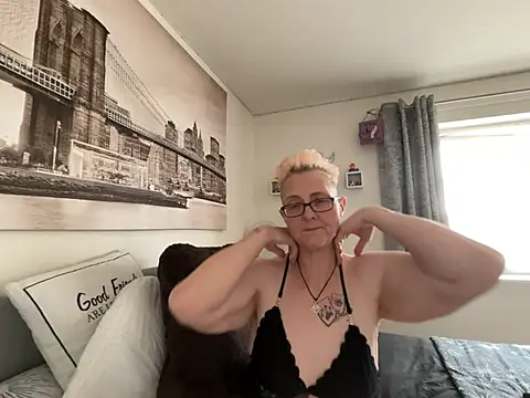 Curvy-Jinx – Live XXX-chat
