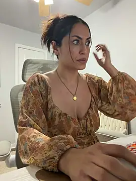 YourQueen18 Adlı Modelin Canlı XXX Sohbeti