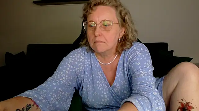 JoannaAndNeighbour's Live XXX Chat