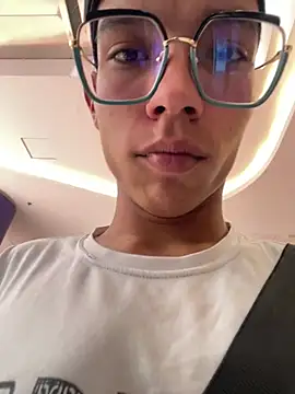 Andres_boy252 Adlı Modelin Canlı XXX Sohbeti